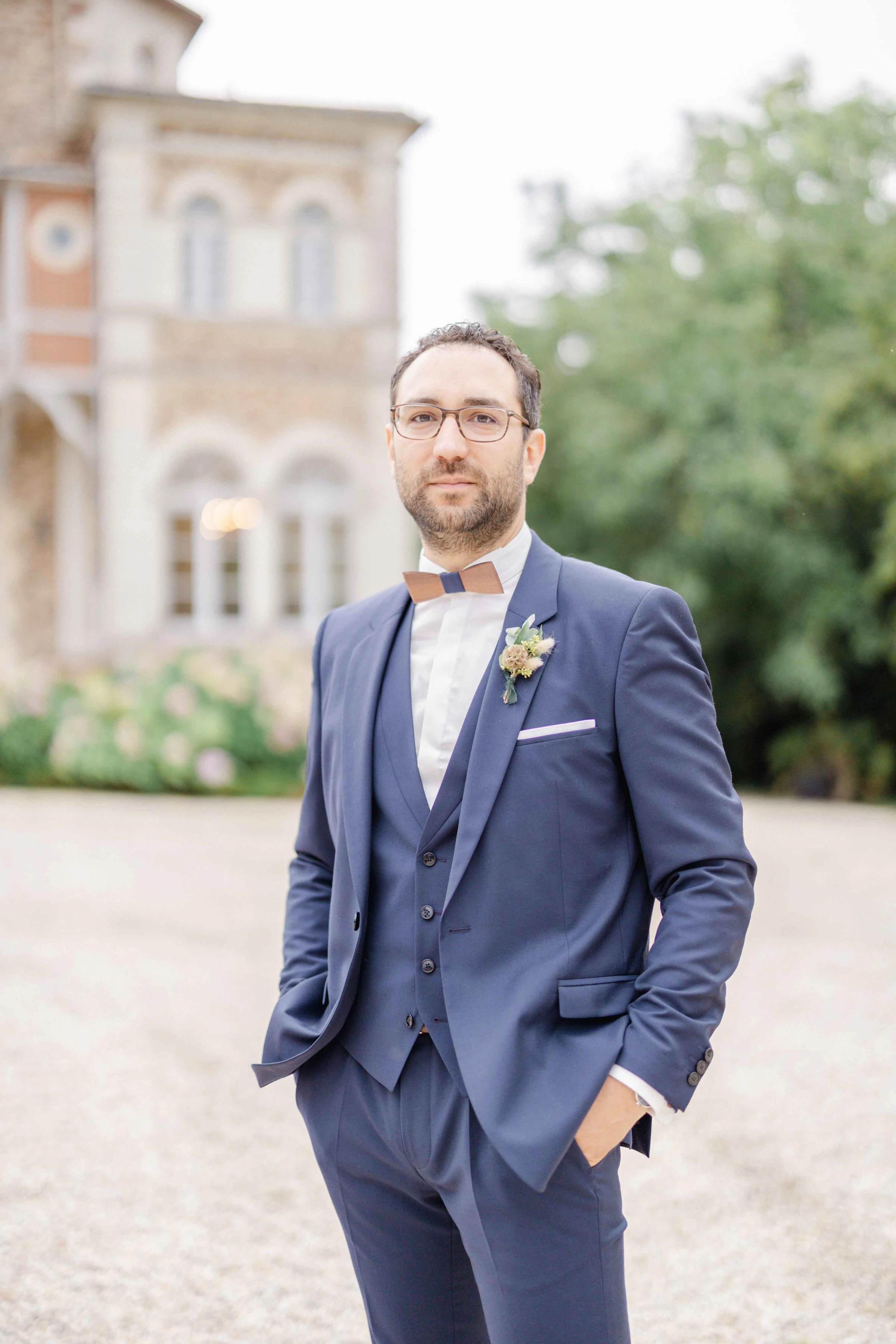 collier noeud papillon costume bouton gris